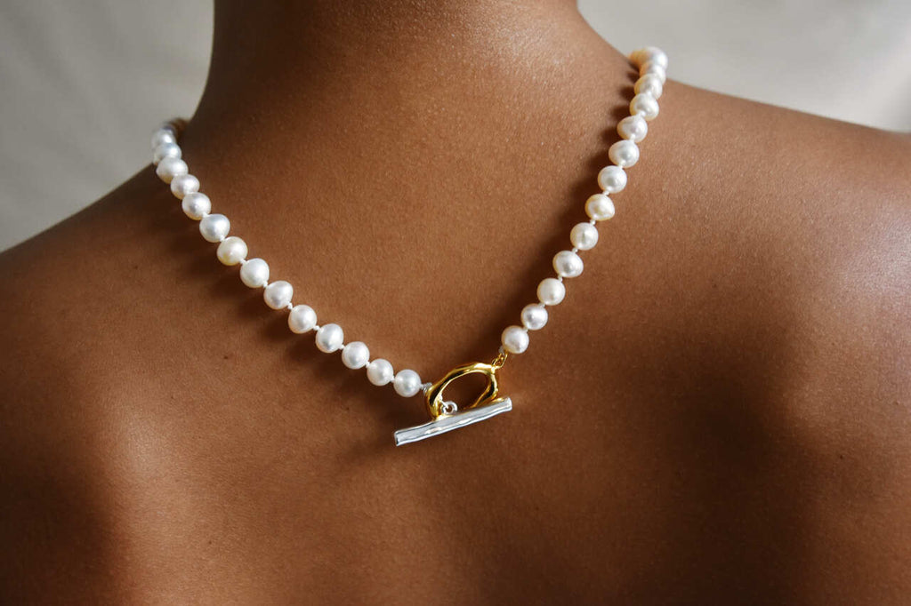 Classic Pearl Necklace Two-Tone Toggle Clasp Detail - Necklace Features