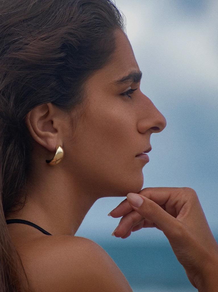nashira-arno-wave-stud-earrings-gold-close up